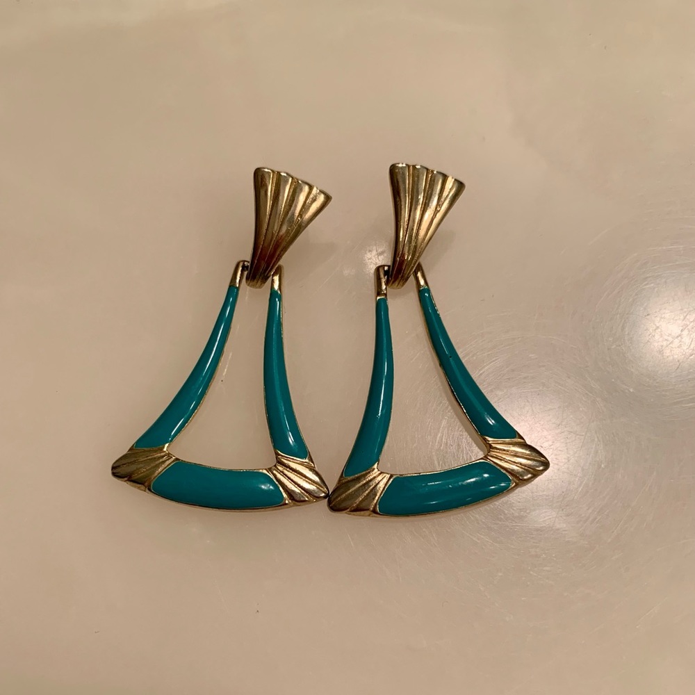 Vintage 1980’s post-back gold tone and green dangle earrings w/geometric lines.
